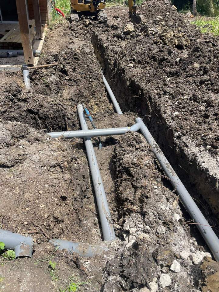 Installation en cours de canalisations en PVC Guadeloupe