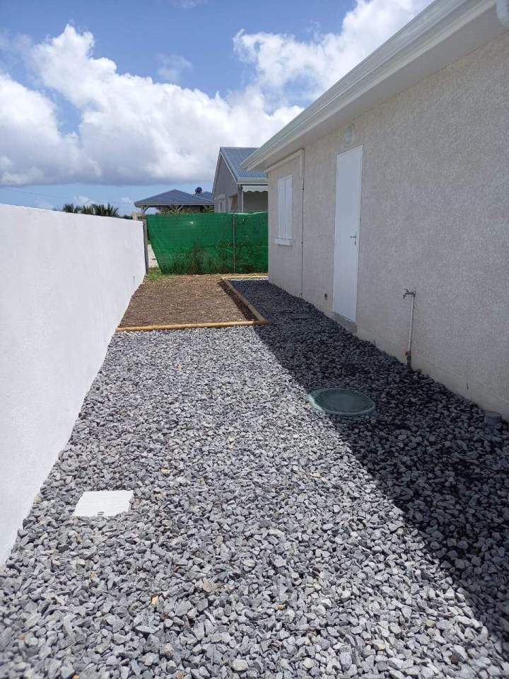 Aménagement cour arrière en gravier Guadeloupe