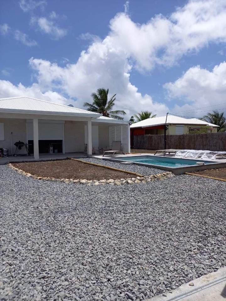 Cour aménagée de gravier gris Guadeloupe